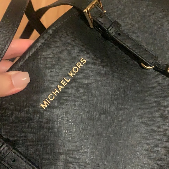 Large MK Travel Tote 🥰 - Picture 3 of 5